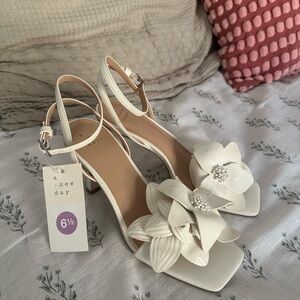 NWT White floral kitten heels